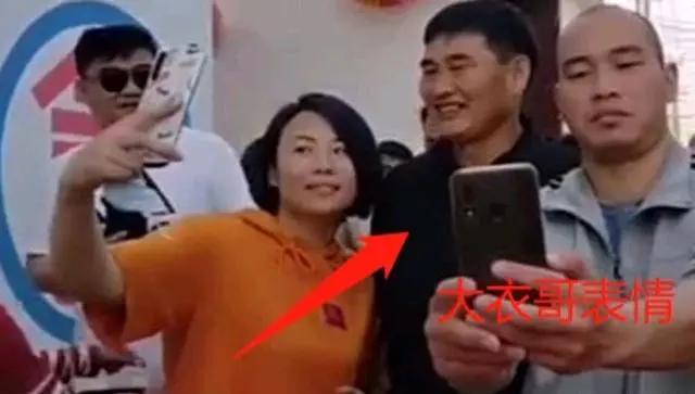 大衣哥过气了？曾经门庭若市的大衣哥朱之文家如今冷冷清清。他也辛酸表示已经很久接不