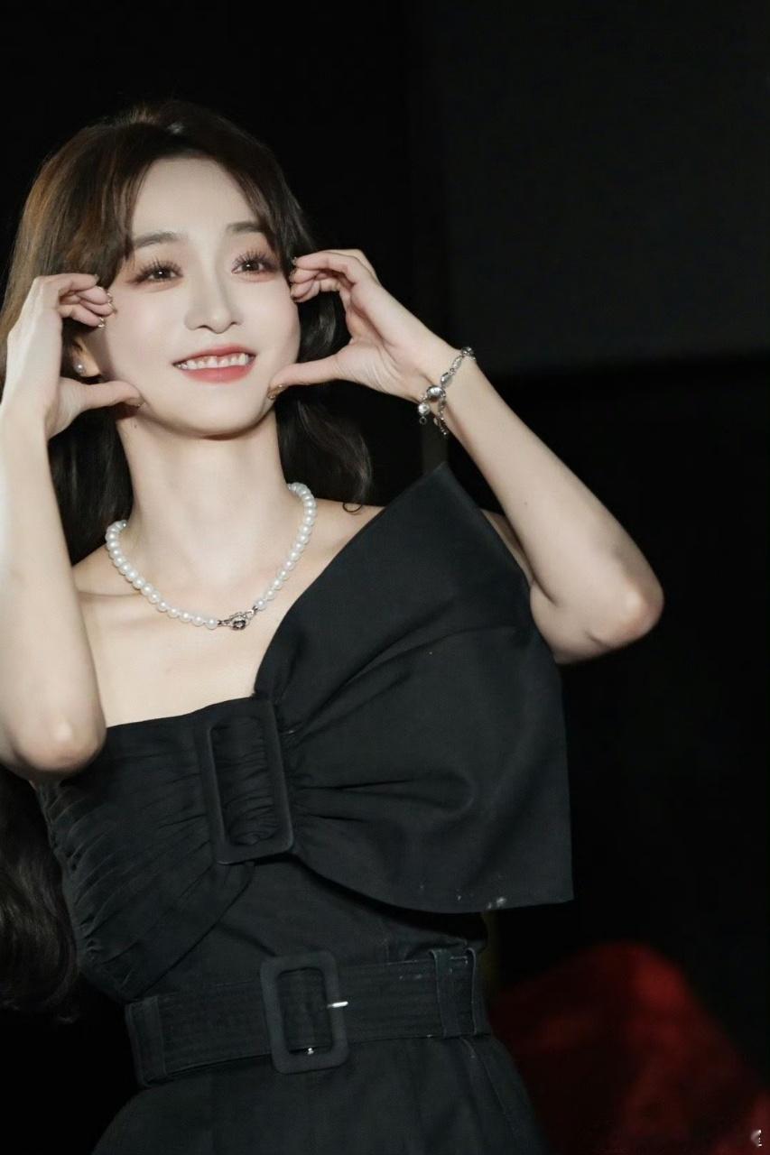 何泓姗不演恋爱脑 何泓姗新剧角色太赞！职场女强人事业心满格，面对难题清醒独立，剧