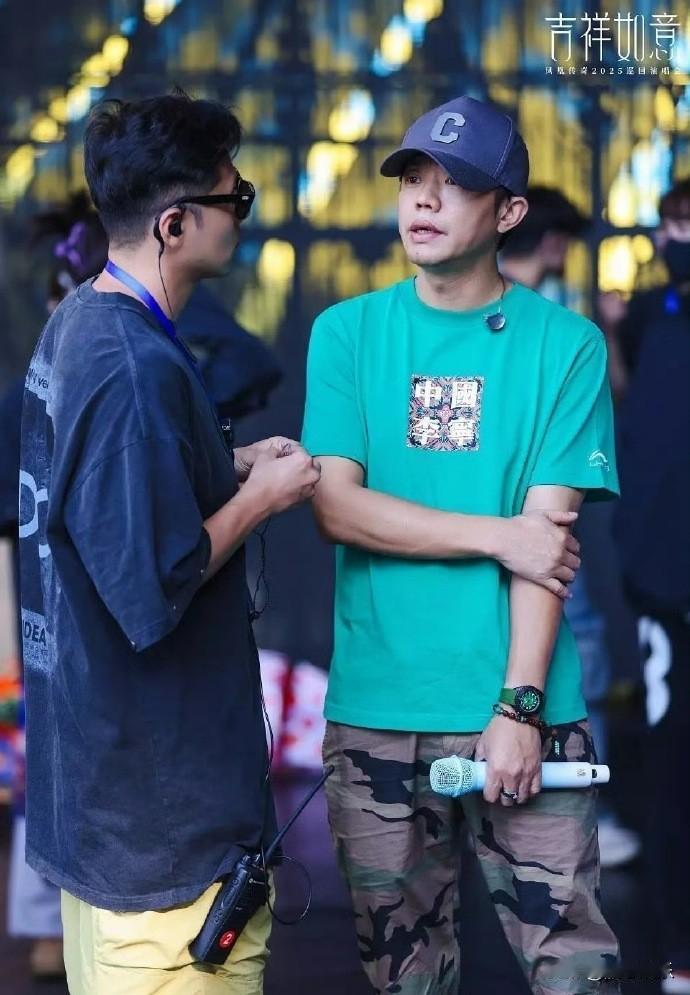 曾毅暴露了，一块劳力士手表，暴露他老综艺人感……

有一说一，按照人家曾毅的身价