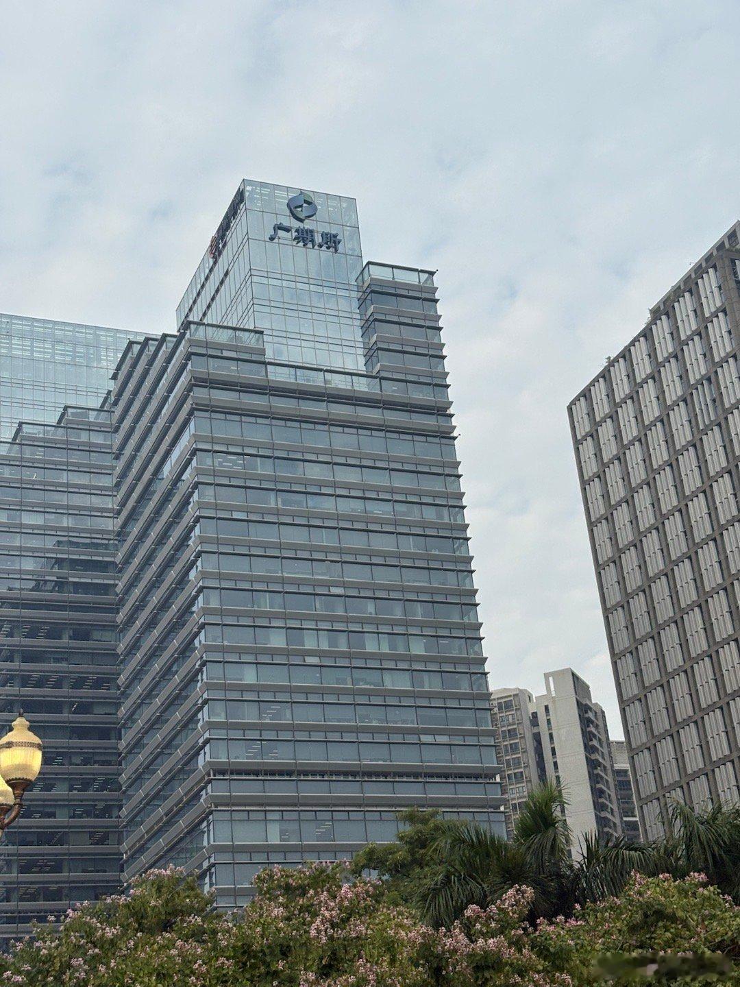 在资本市场，尤其是这几年以及未来几年几十年的瞬息万变的资本市场。“智慧”越来越重