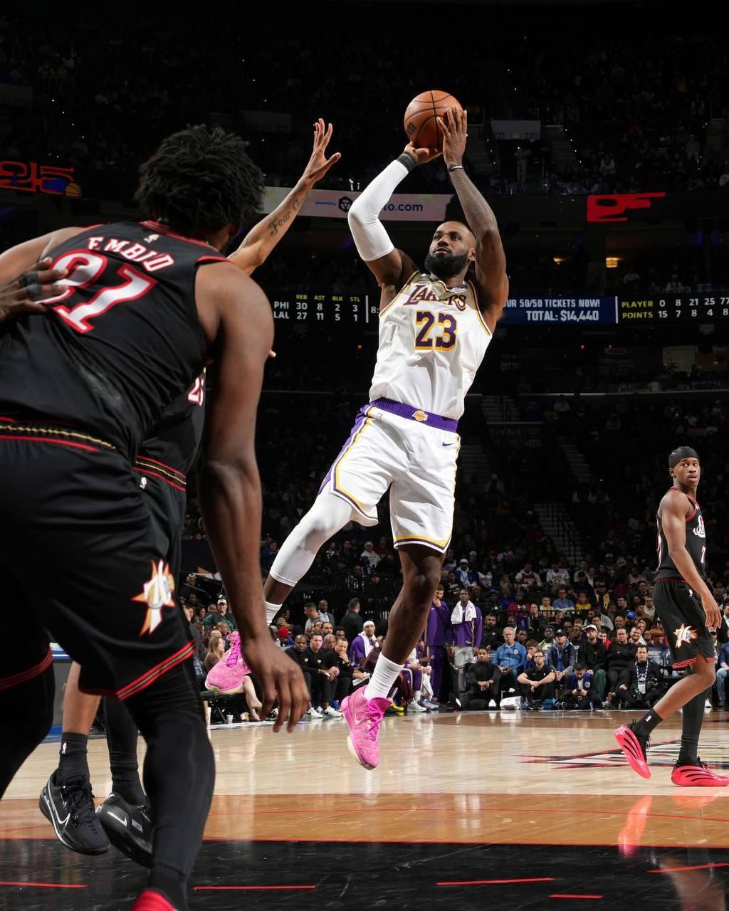 詹姆斯关键时刻连续取分为湖人打下胜利，全场力缴29分7篮板6助攻，最后用再见抄截