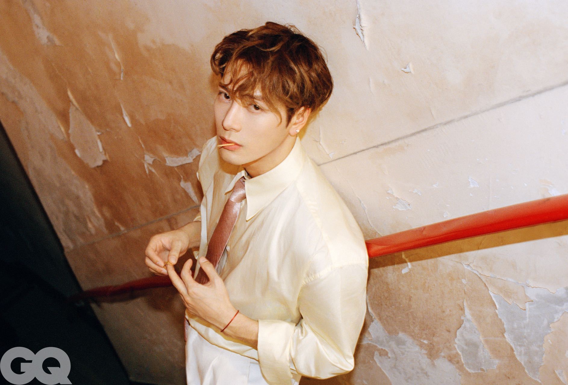 王嘉尔港风贵公子 谁懂这一身的含金量！在GQ一月刊里用绸面衬衫+经典白西装演绎极