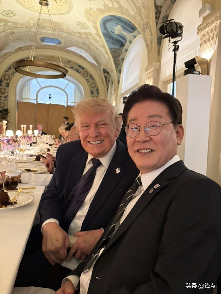 特朗普送李在明自己的签名笔，李在明妻子与他拉勾相约打高尔夫。

韩国总统李在明发