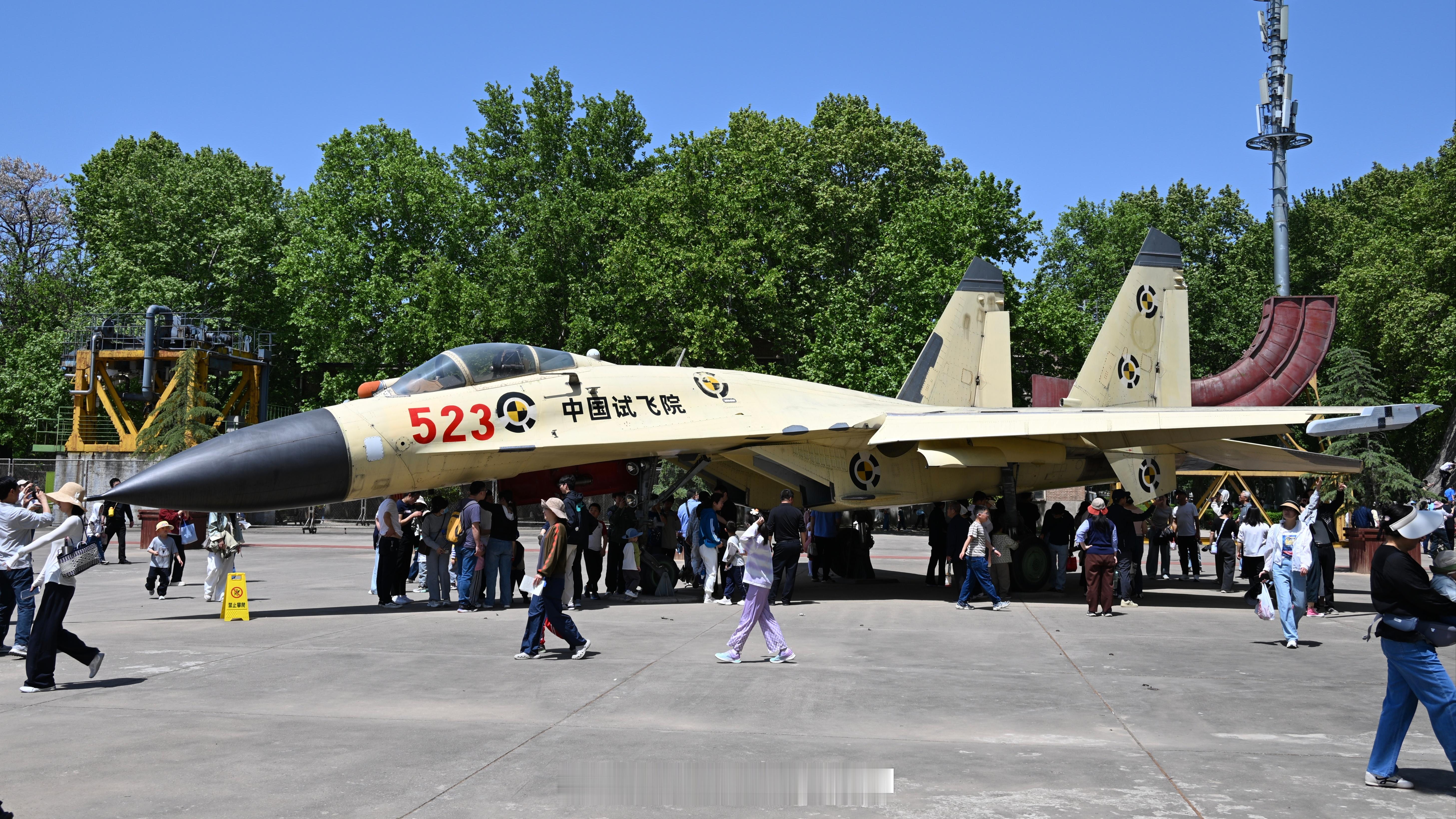 我一直觉得陆军的人问苏-27能不能装一个班显得特别土，以我之见这玩意起码能装一个