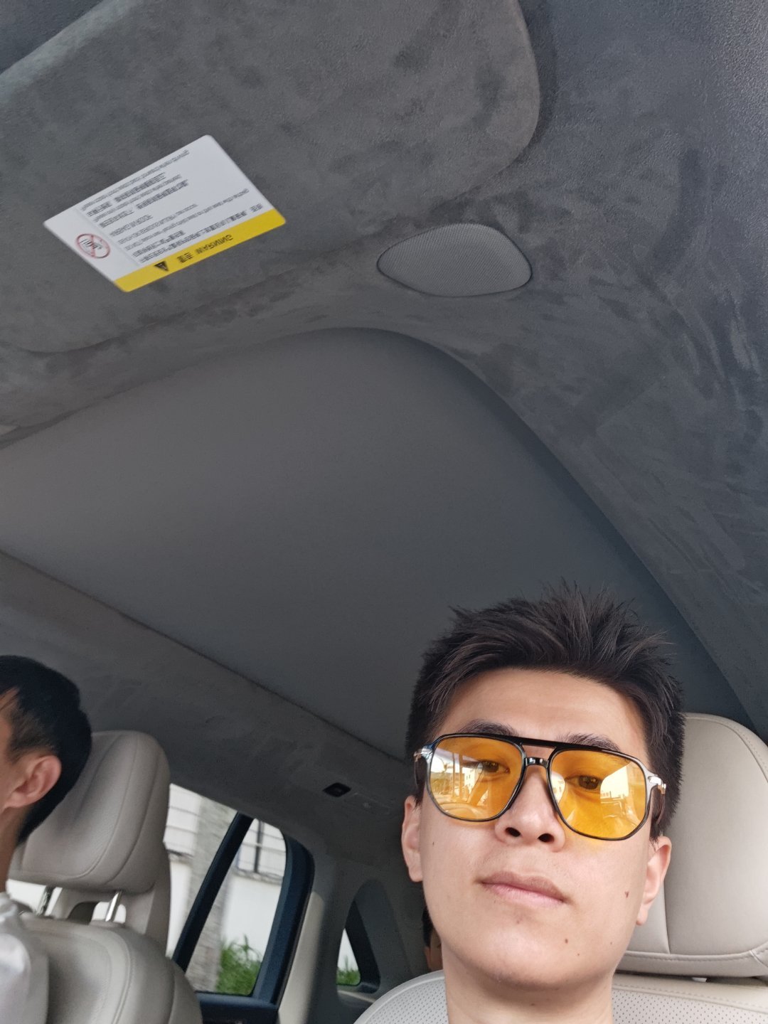 给大家看看极氪MIX上的外星黑科技物理遮阳帘[二哈]旁边是认真开车的#极氪mix