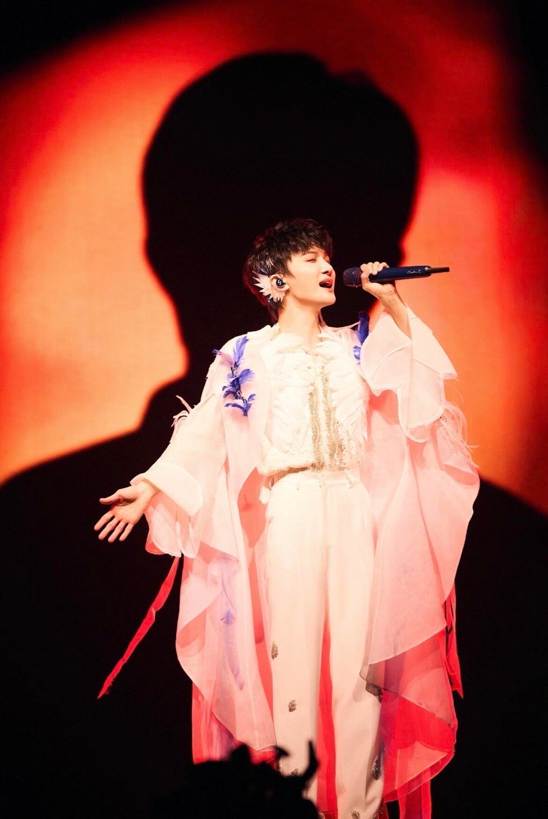 周深 2026马上长高谁给周深做的这个长高特效啊？从许愿到变身一气呵成，腿长直接