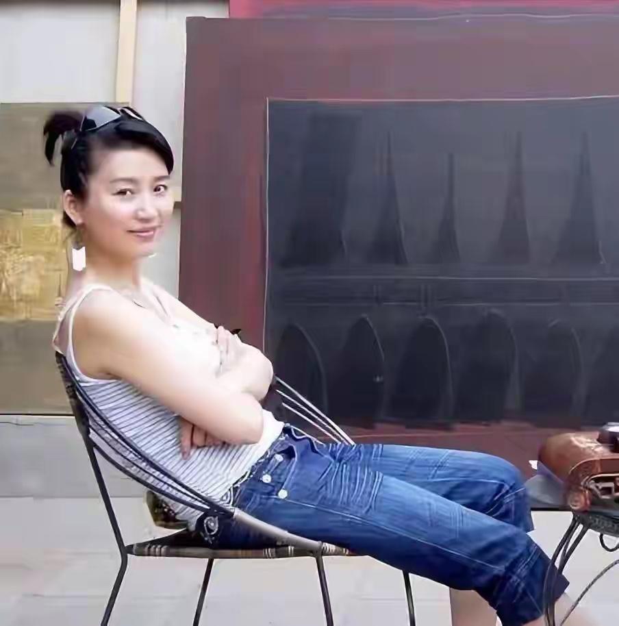 大家还记得这一位长相大方的女主持人吗？她早些年特别的出名，在央视主持的节目接地气