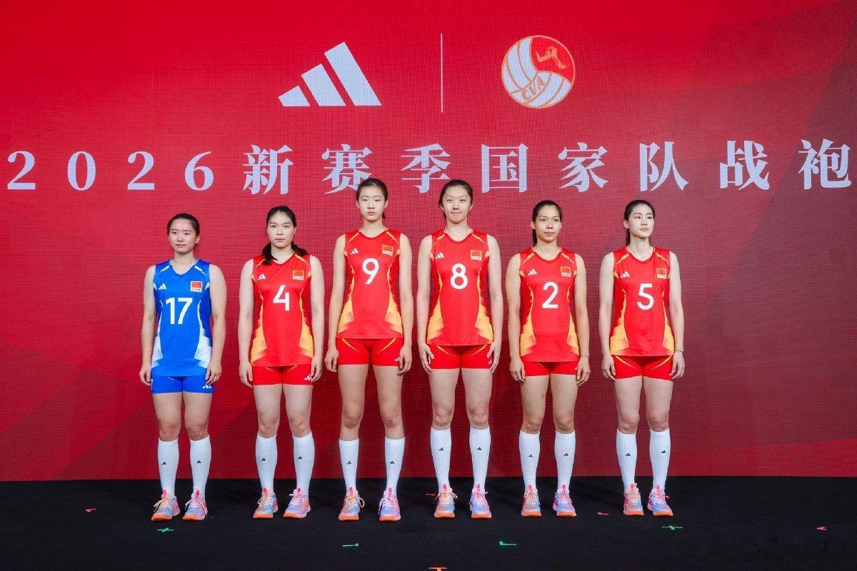排球  🔴🔵 今年的比赛服算是有点设计感了，有进步。