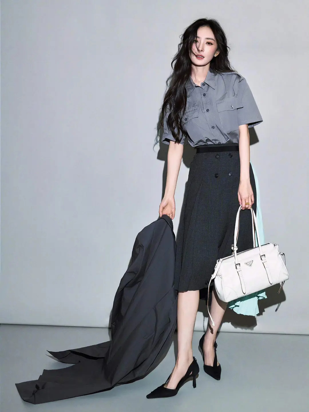 杨幂就是时尚宠儿～这组prada 拍的特别高智感，很符合品牌调性