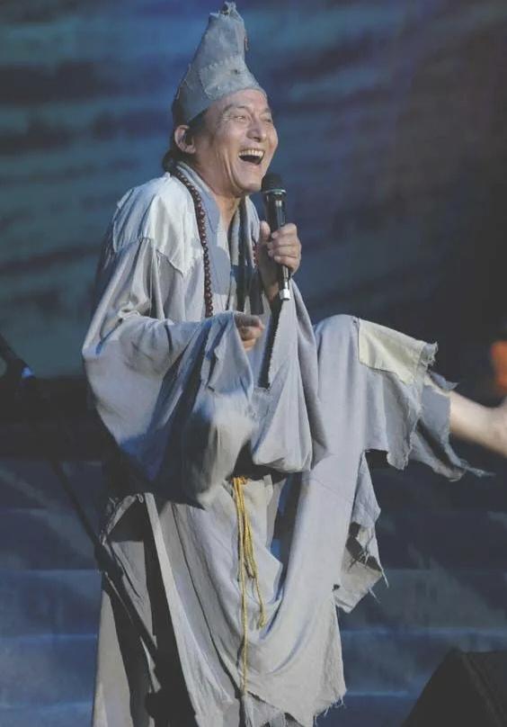 游本昌从济公到爷叔，他的一生是传奇的。19岁开始跑龙套，52岁才演上主角，从此济