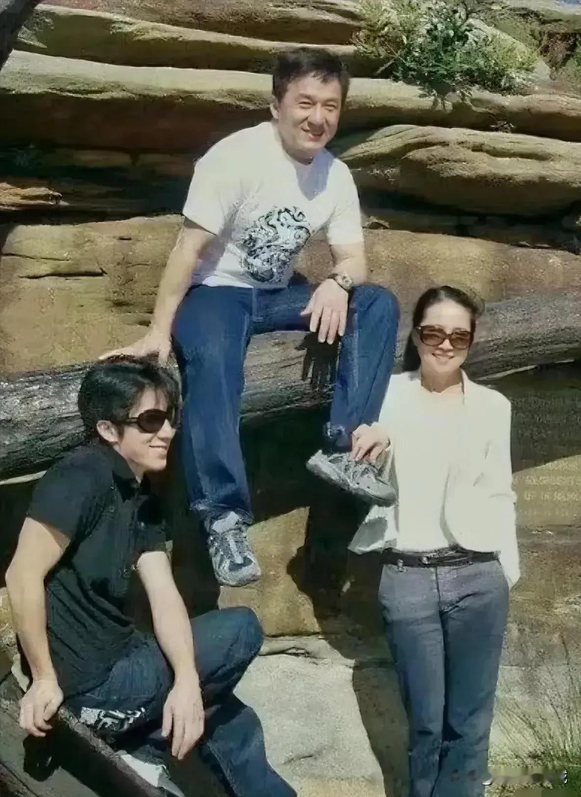 二十年前的成龙和儿子房祖名，谁知道照片右边的女士是谁？？