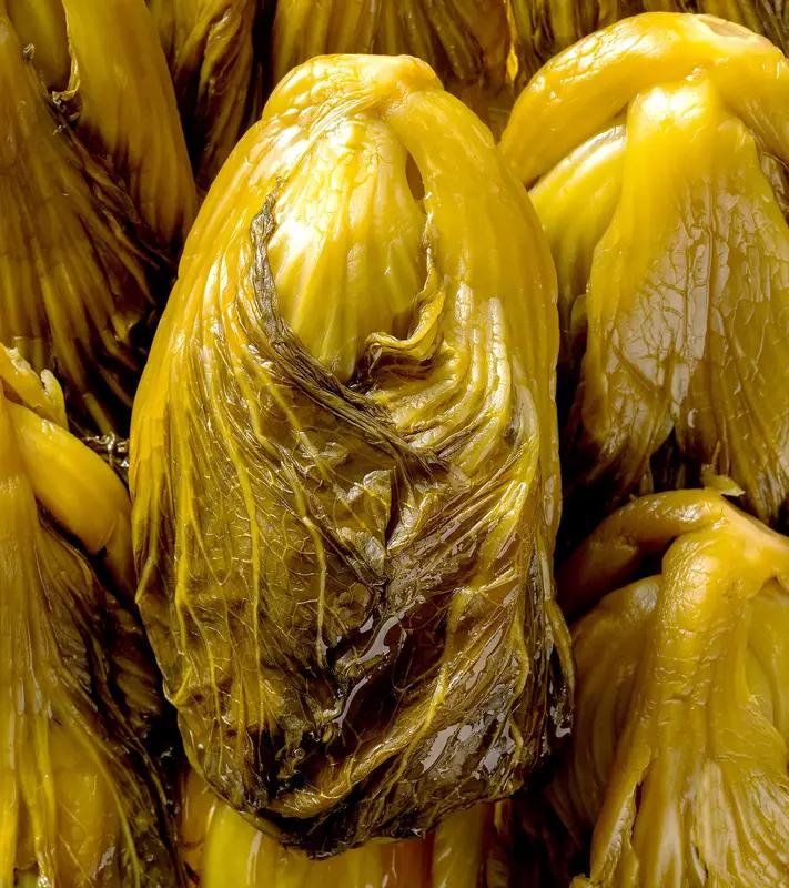 10月27日辽宁葫芦岛，辽宁一工人在酸菜池中，抽烟 ，随口乱吐。市监局：领导非常