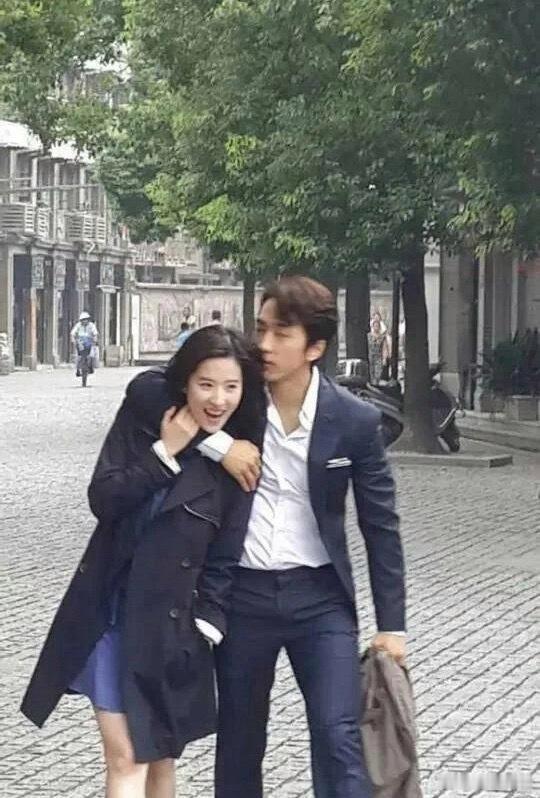 不愧是刘亦菲唯一公开承认过的男朋友啊！ 