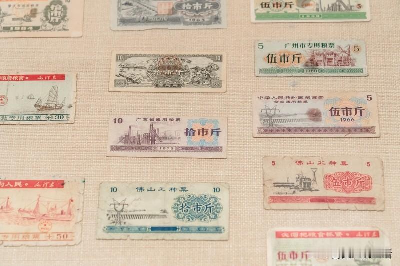 我收藏的老旧物品旧木盒里躺着半张泛黄的粮票，边角磨出了毛边，像被岁月反复摩挲的掌