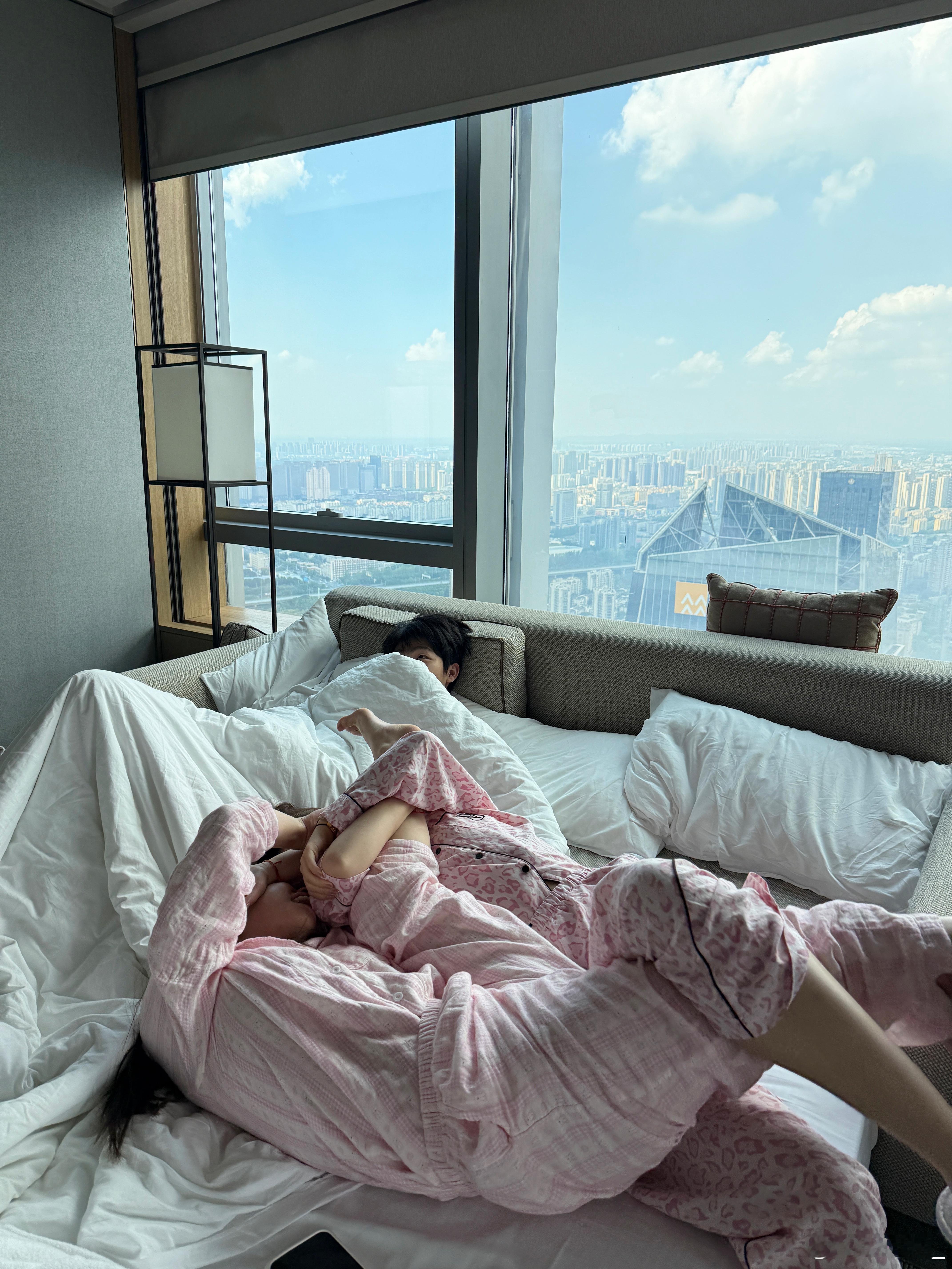 早上她俩跑到弟弟床上打起来了 弟弟：[卡皮巴拉]  ​​​
