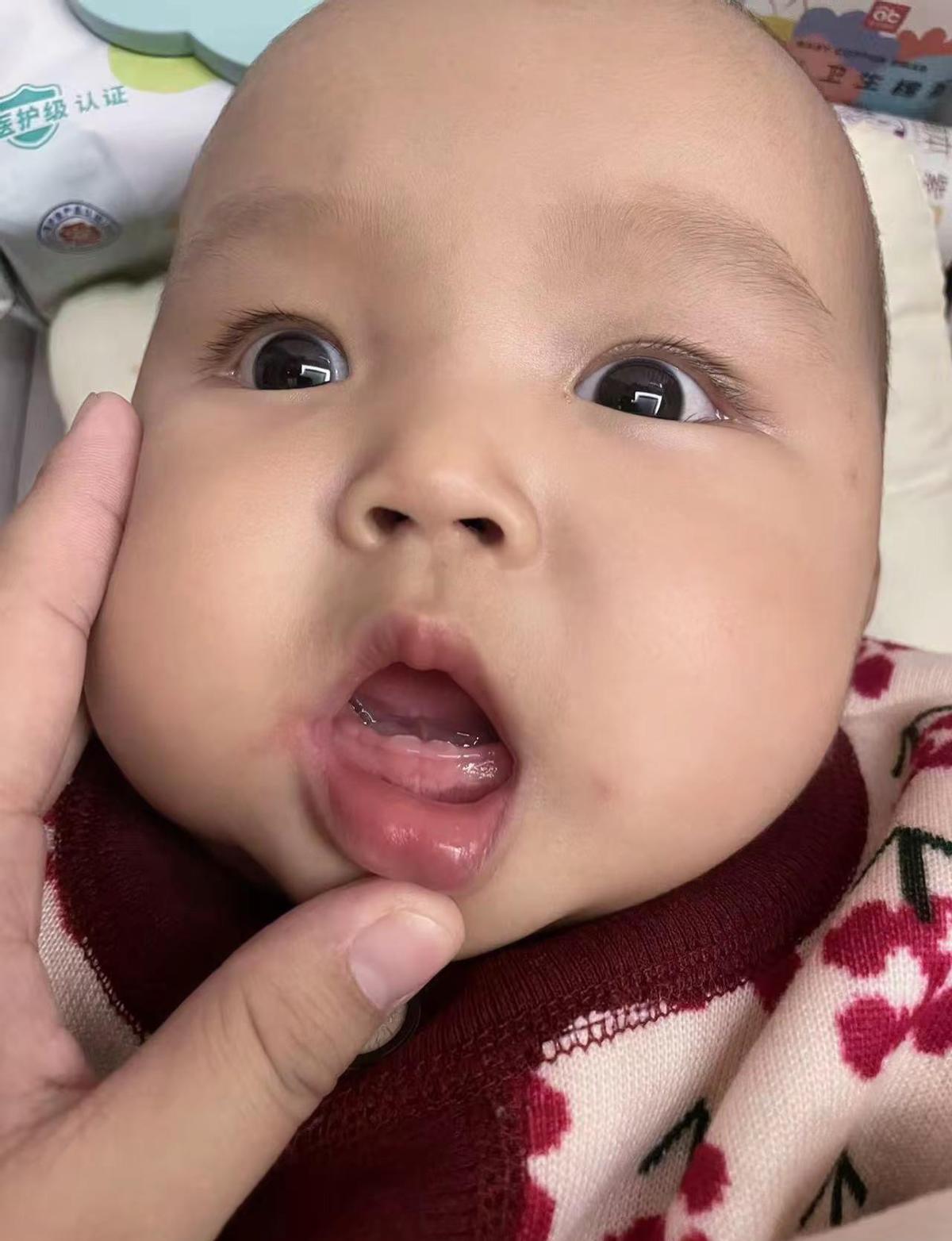 第一颗牙冒出来，娃疼，妈也熬。
不是长牙，是长出了当爸妈的实感。
流口水那阵子，