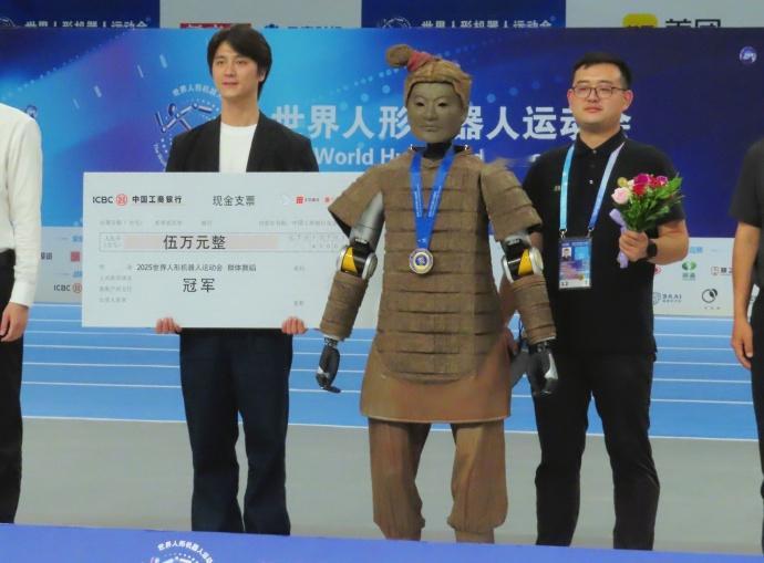 今年的机器人舞王是兵马俑机器人[哈哈] ​​​
