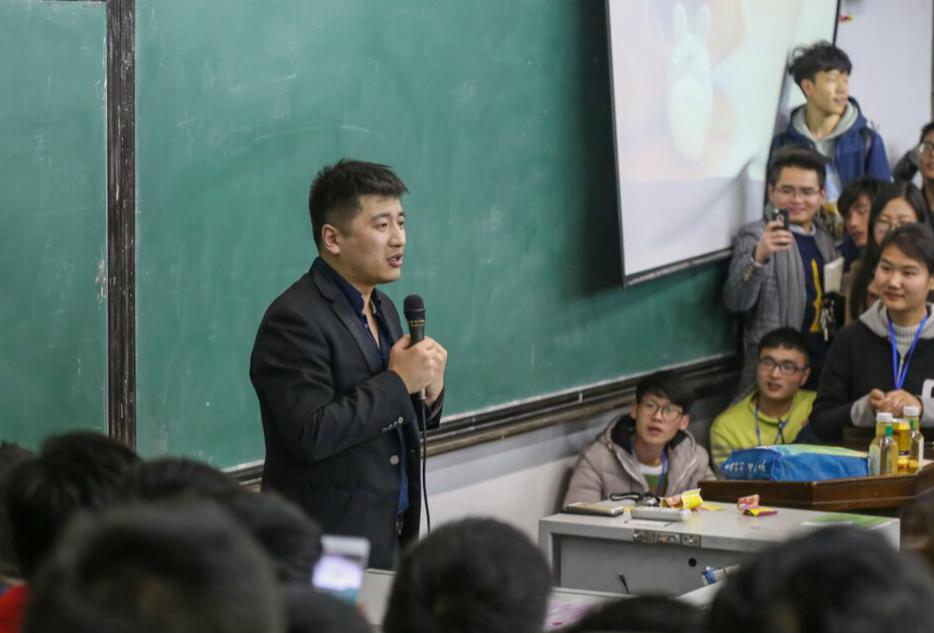 纽约时报今天报道：“张雪峰以提供直白到近乎残酷的建议而闻名，教人如何最大化提升成