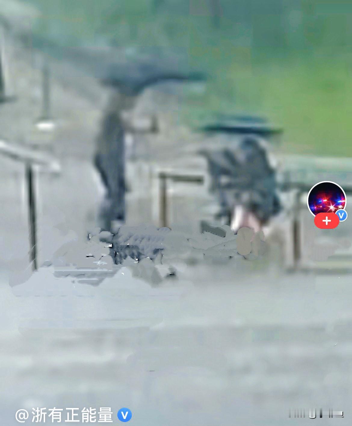 近日，浙江义乌狂风骤雨突袭，瓢泼大雨倾盆而下，狂风裹挟着暴雨肆虐街头，路面瞬间积