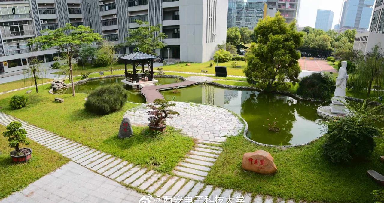 木棉灼灼，珠水泱泱。
四二芳华，逐浪湾区。
以德行立校，培养湾区发展的栋梁之材。