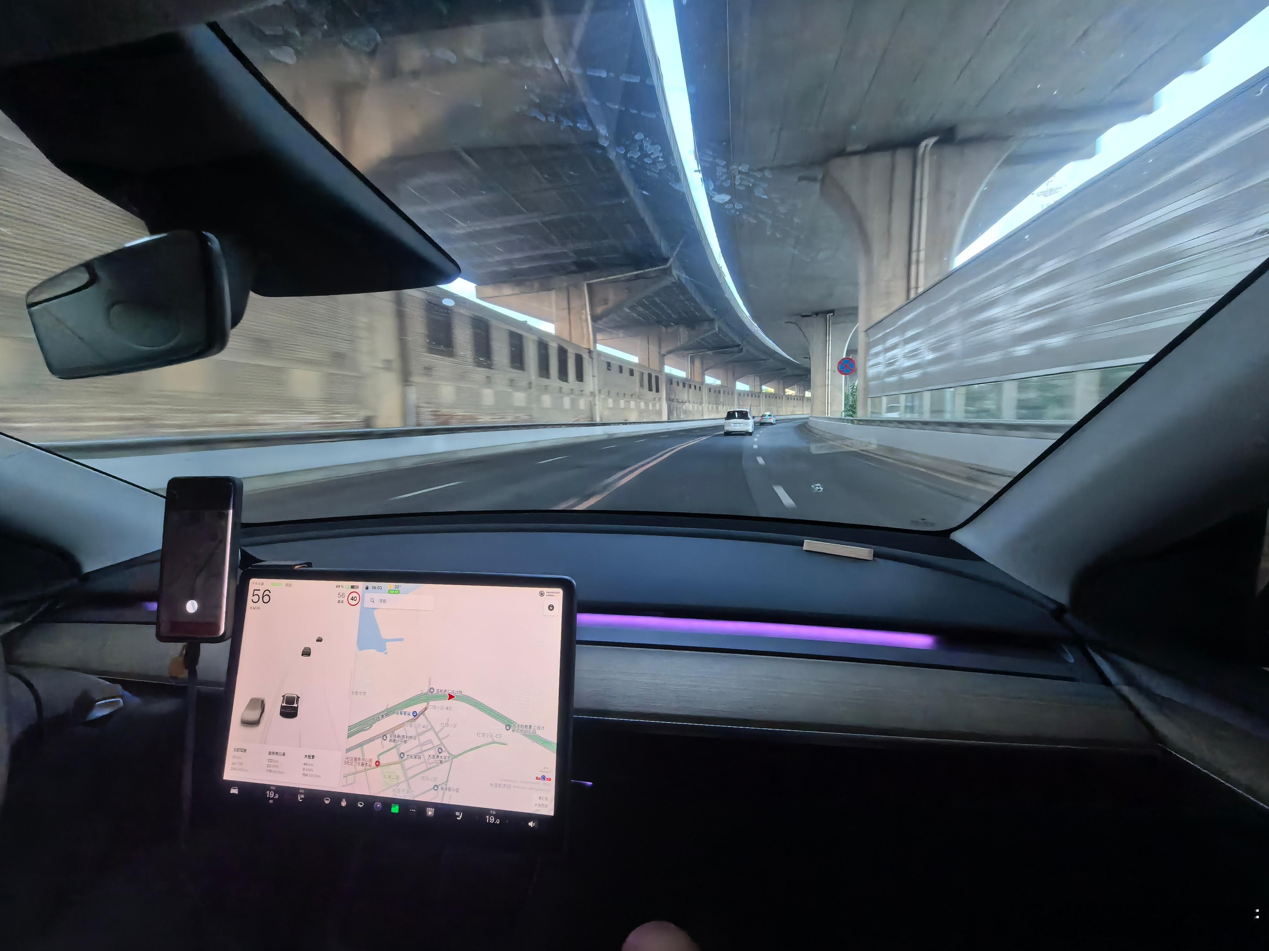 打专车匹配到一个老款特斯拉Model Y ，只能说坐起来这车真的是普通，空间、滤