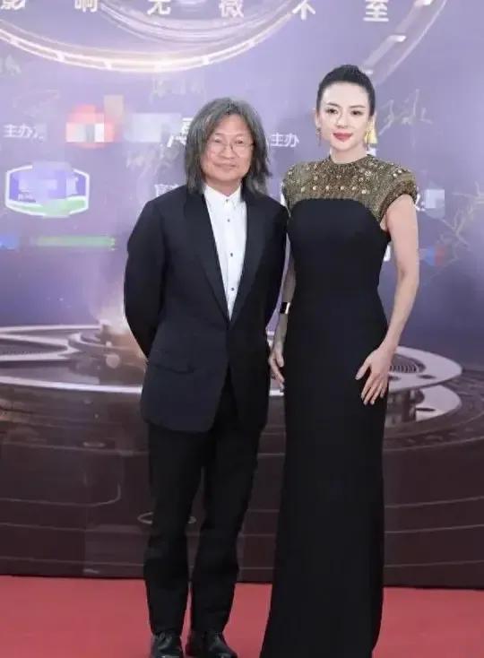 站在女神身边的一定是男神，虽然貌不惊人，却是一位了不起的导演，几乎拿遍中国影界的