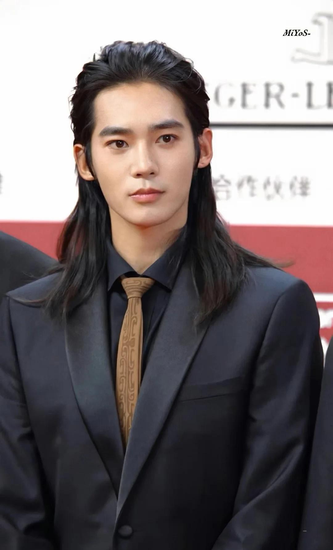 长发能这么好看的男人简直就是神一样的存在 怎么可以这么好看 这么帅啊啊啊啊啊啊啊