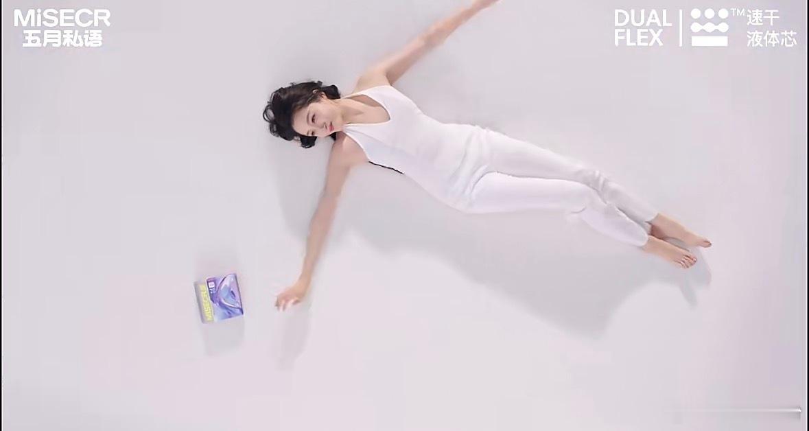 关晓彤五月私语液体裤关晓彤新年超美形象大片   关晓彤五月私语同款液体裤读书那会