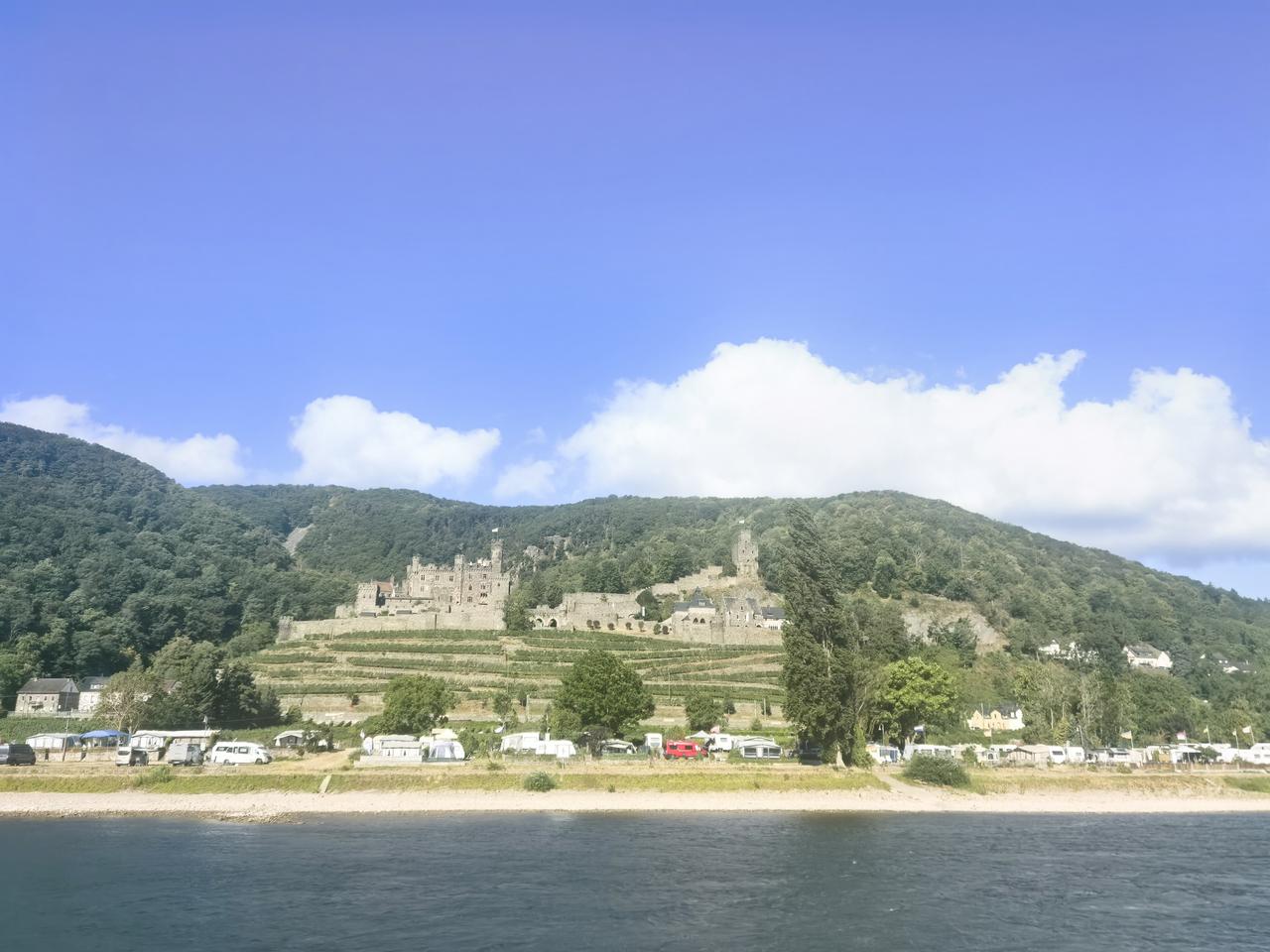 来辛施泰因城堡：莱茵河畔强盗骑士的传奇古堡。坐落于世界文化遗产上中莱茵河谷特雷希