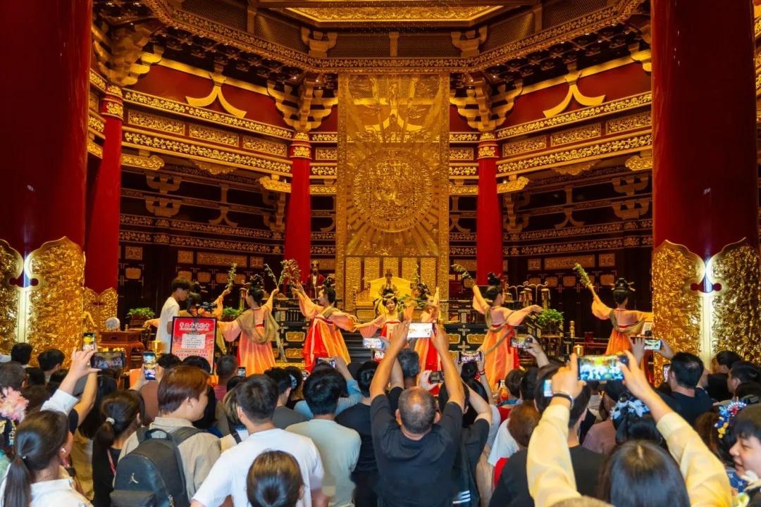 洛阳 端午节3天假期，洛阳全市共计接待游客281.54万人次，旅游总收入23.7
