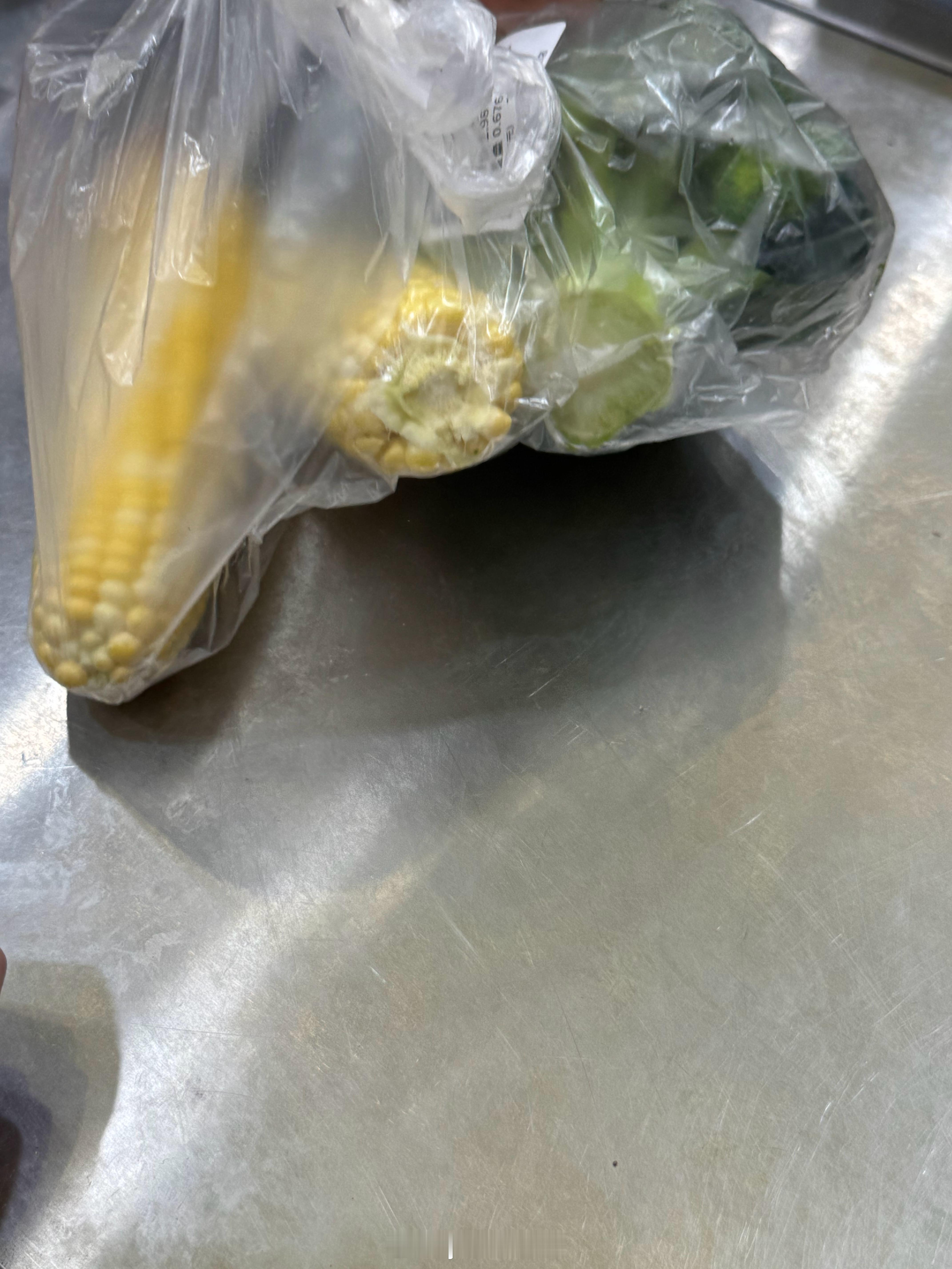 新开的超市  逛了一圈 买了一个西蓝花🥦  两条玉米🌽 