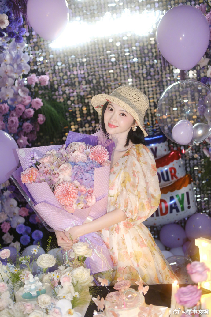#36岁景甜状态##景甜36了# 七月的风里，36 岁景甜状态出色，迎接无限可能