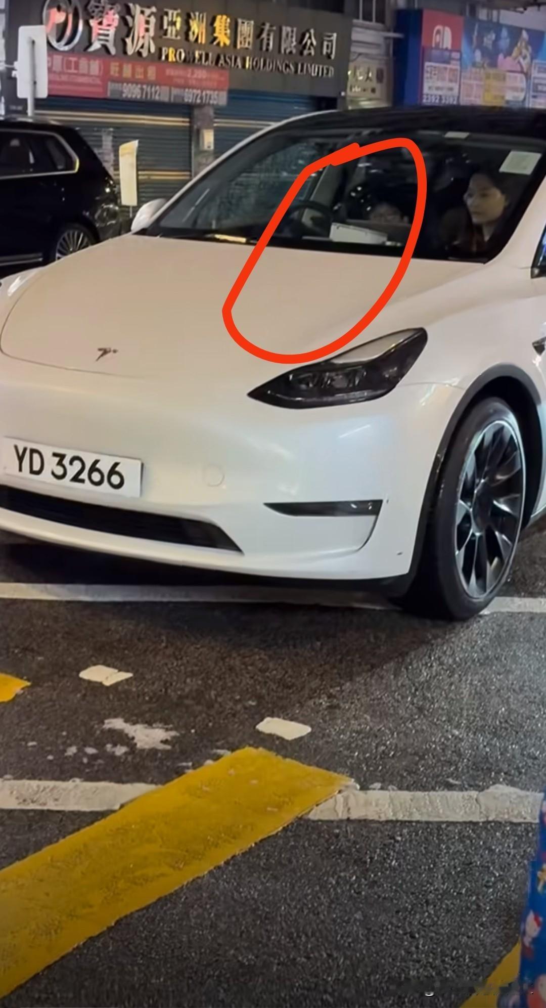 香港网友曝光，一个熊家长跟熊孩子，这下警察很快要找他们了！

在香港，家长如果允