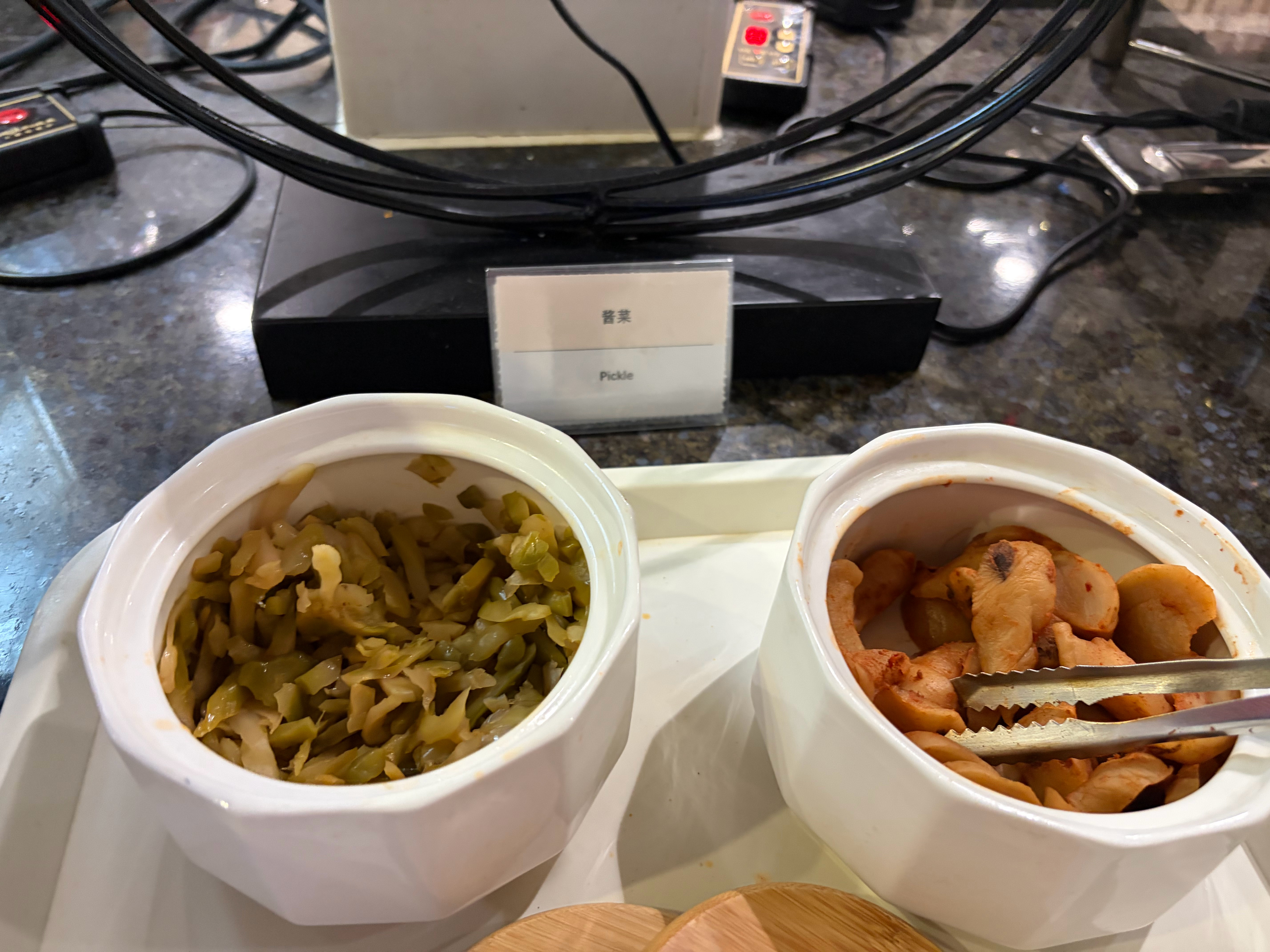 这不可能是上海人眼里的酱菜吧？这不就是一元一包的榨菜吗？ 