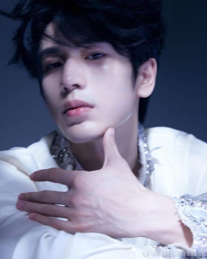 #已把张凌赫加入想谈系# 张凌赫这魅力真的绝了，那精致的五官和出众的身材，让人找