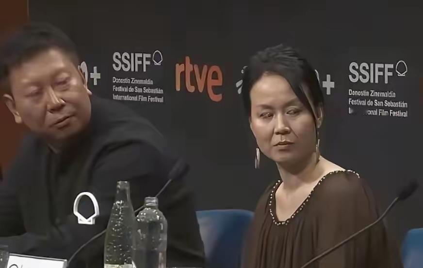 这姐们儿是真是会糊弄观众！
09年亲手捅死老公，现在出狱摇身一变，竟拍电影把自己