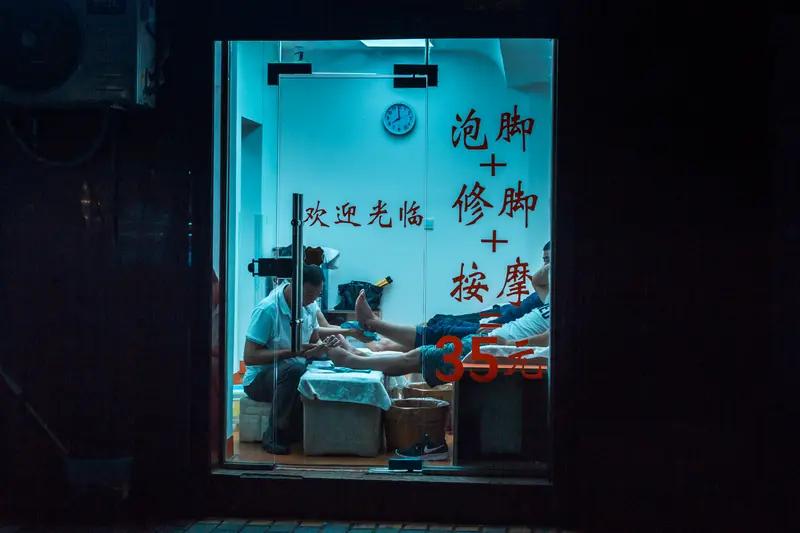 为什么到处都是洗脚城？这个问题看似简单，却折射出我们这个时代的一种奇怪“需求”。