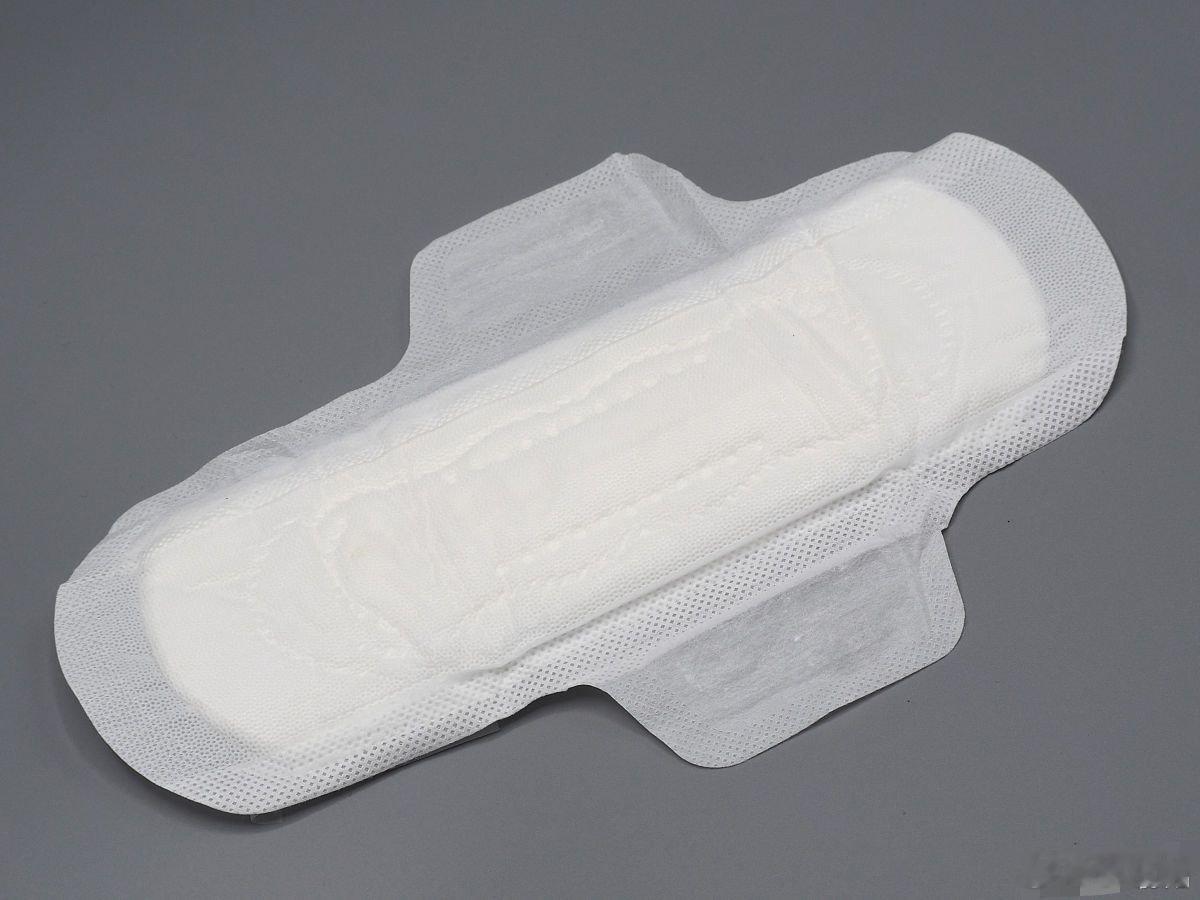 卫生巾设计为何频频被吐槽卫生巾不磨大腿很难吗卫生巾设计常遭吐槽，消费者关注透气、