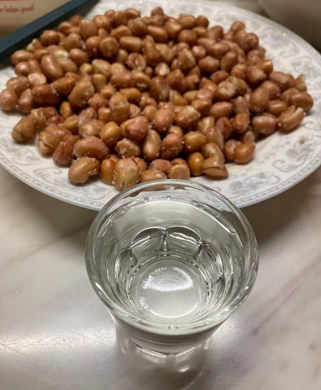 现在人的身体越来越差了，原因在哪里呢？就是胡吃海喝加熬夜抽烟吃夜宵，上一天班本来