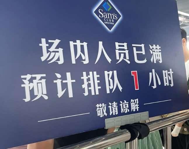 这两年中国消费市场有两场没人组织的拼团，悄悄成了形。
一场在线下，一场在线上。