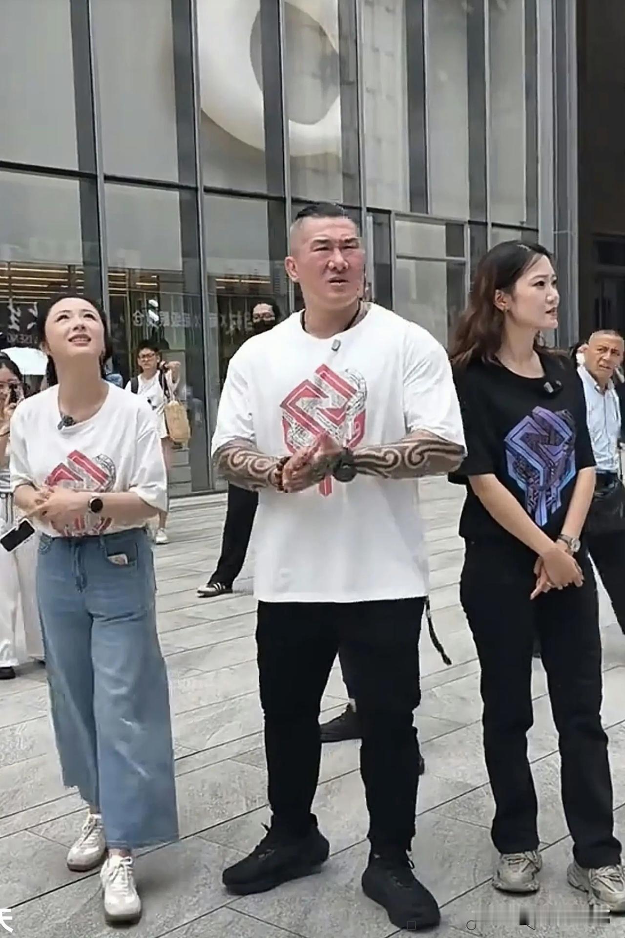 我家里老辈子很好奇，说这个满手花花的人为什么这么受重庆人欢迎，问我这个人到底是有