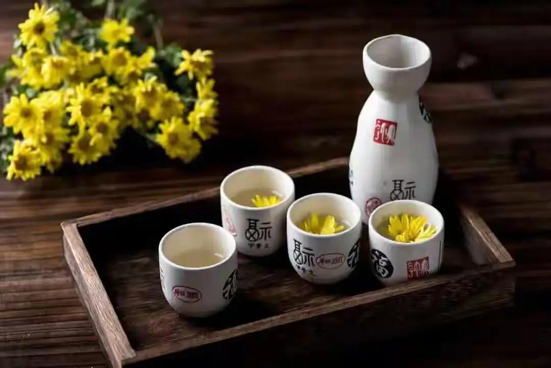 在繁华喧嚣的都市中，有一对恩爱夫妻，李明和张婷。二十年的风风雨雨，他们用真情谱写