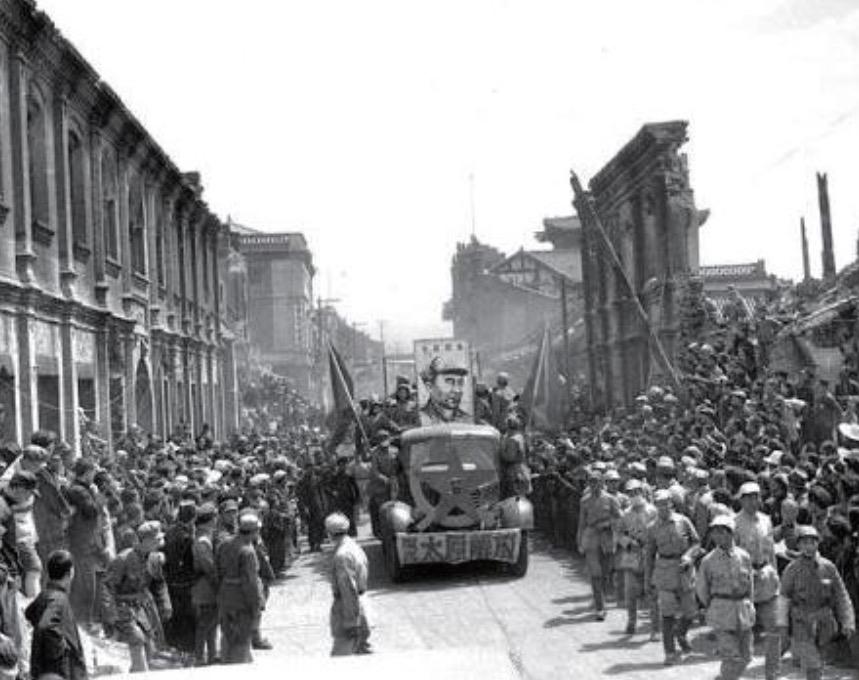 1949年，太原解放前，10个特务刚杀了一批地下党员，正在喝酒庆祝。可特务不知道