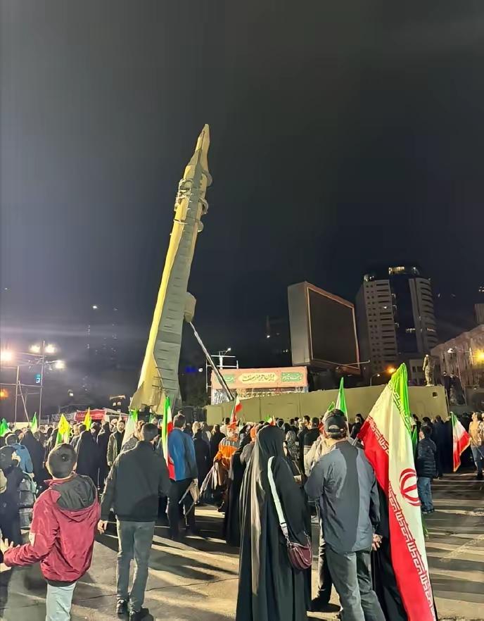 伊朗太会整活，很新奇！俄乌多次把战场缴获武器拉到街市展览，宣传胜利。伊朗没有缴获