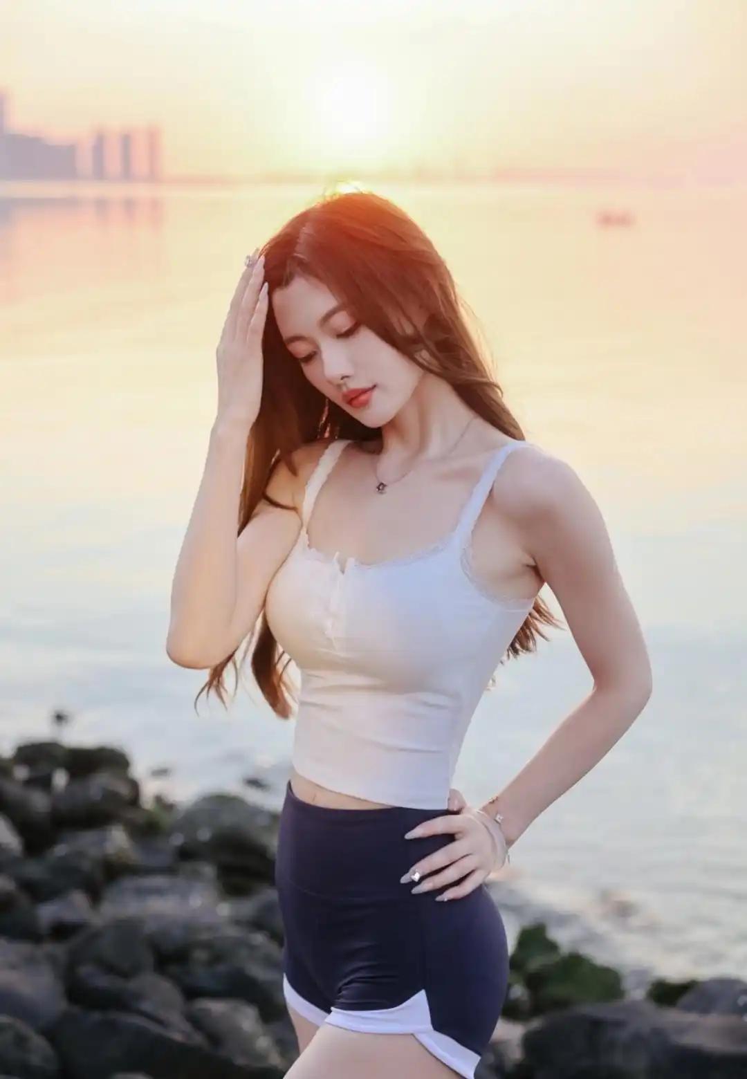 摆姿和眼神都是服务于这个核心的工具。

非要比较的话：

· 对新手：摆姿更重要