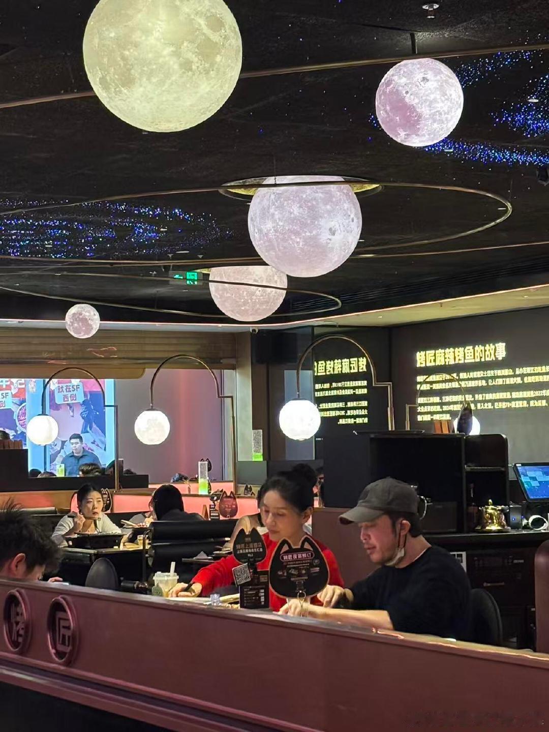 北京偶遇沙溢胡可吃饭网友在北京偶遇沙溢胡可吃夜宵，他们家就住在这附近吧。沙溢胡可