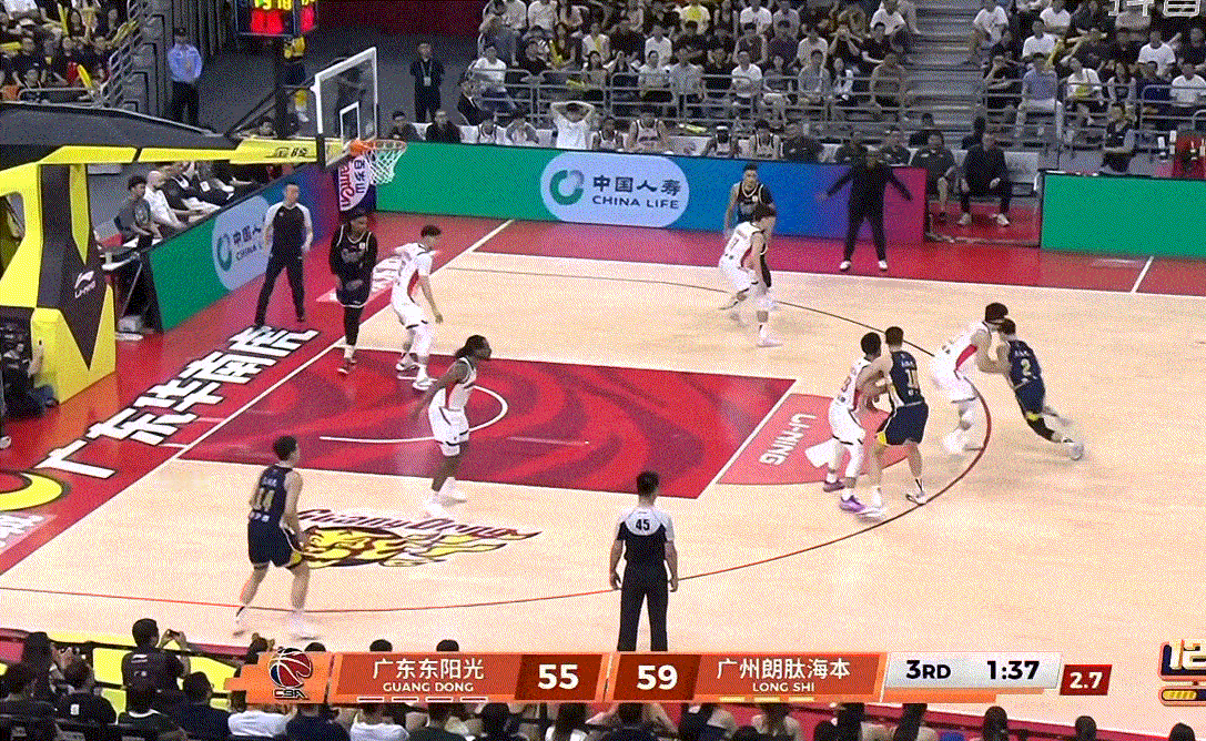 不敢相信，三节打完广东队落后8分，还在苦苦追分 还有翻盘希望吗？广东男篮vs龙狮