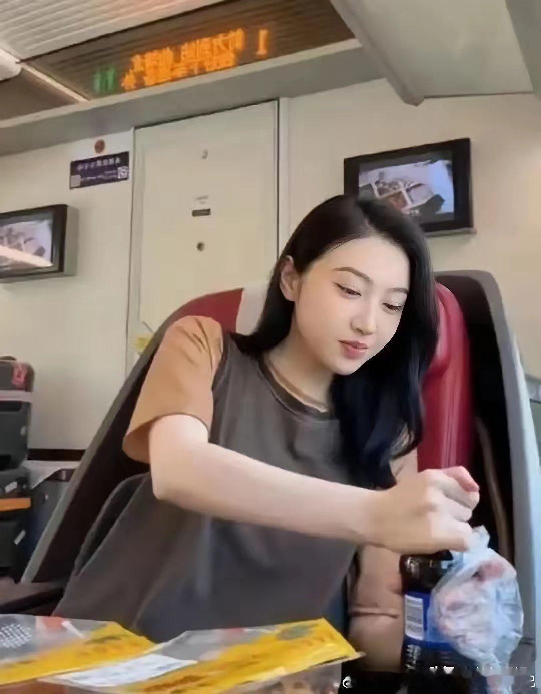 景甜高铁上演现实版吃播！戴着手套啃鸭翅，还喝上可乐，抛开明星包袱，大口干饭，也太