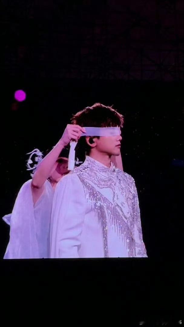 张杰这下不敢睁开眼了 唱《天下》正入戏，伴舞白绸没蒙对地方还遮了眉毛，张杰自己往