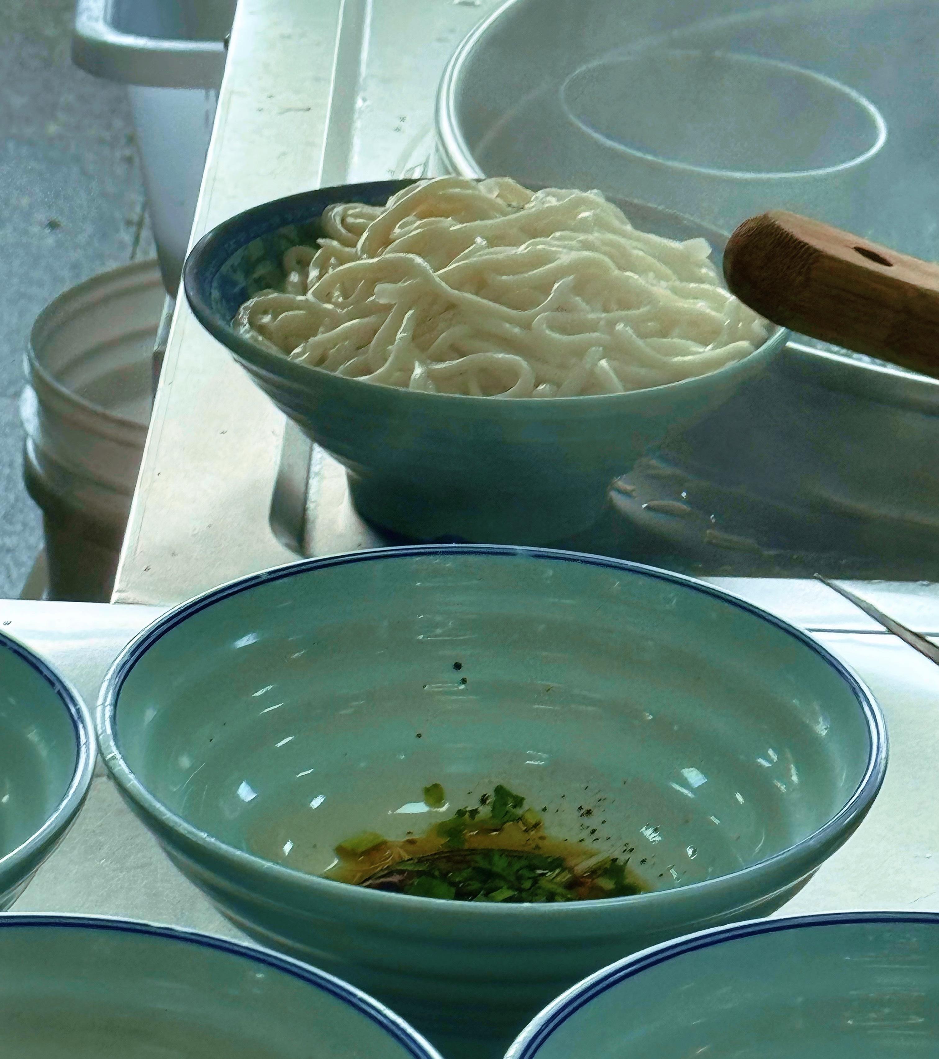 我们学校食堂阿姨人蛮好的，有个男生问能不能多给点面，阿姨给了满满一碗哈哈 